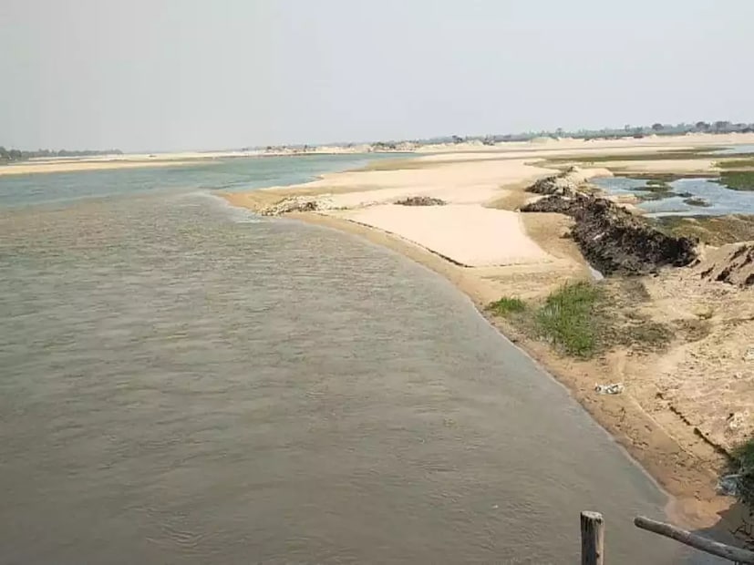 উত্তরটি হল,  দামোদর নদ বাংলায় “বাংলার দুঃখ” বা ‘Sorrow of Bengal’ নামে পরিচিত। প্রতি বছর বর্ষায় এই নদের দুই কূল প্লাবিত হয়ে প্রচুর ফসল নষ্ট হয়, অনেক ঘরবাড়ি ভেসে যাওয়ায় মানুষ ভিটে ছাড়া হয়, এই অঞ্চলে বসবাসকারী মানুষের দুর্দিন দেখা দেয়। তবে, এখন পরিস্থিতি একটু পাল্টেছে। 