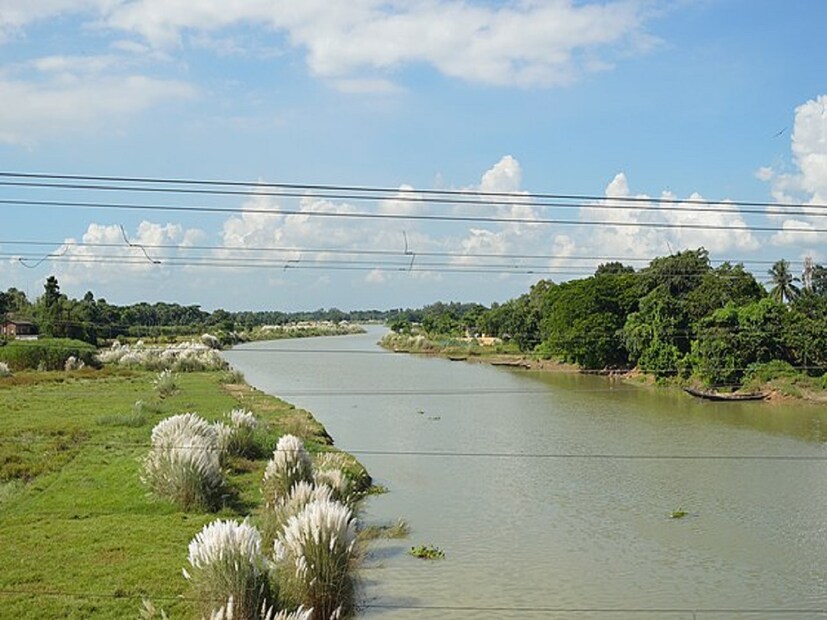 ভারতের ঝাড়খণ্ড রাজ্যের ছোটনাগপুর মালভূমির পালামৌ জেলার টোরির নিকট উচ্চগিরি শৃঙ্গ থেকে এই নদের উৎপত্তি। দামোদর নদ ঝাড়খণ্ড ও পশ্চিমবঙ্গের মধ্যে দিয়ে প্রবাহিত হয়েছে। 
