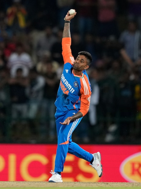 তৃতীয় জন হলেন স্বয়ং সূর্যকুমার যাদব। সূর্যের ব্যাট কতটা বিধ্বংসী হতে পারে তা জানা। তবে শেষ ওভারে দায়িত্ব নিয়ে অধিনায়ক হিসেবে দলকে সামনে থেকে নেতৃত্ব দেন তিনি। যেভাবে ৬ রান ডিফেন্ড করে ২ উইকেট নিয়ে ম্যাচ টাই করান সূর্য তা অনবদ্য।