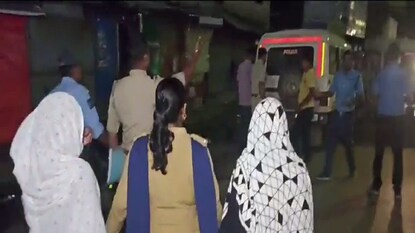 মহিলাদের ব্যাগ থেকে যা বেরল! মহিলাদের ব্যাগ থেকে যা বেরল!