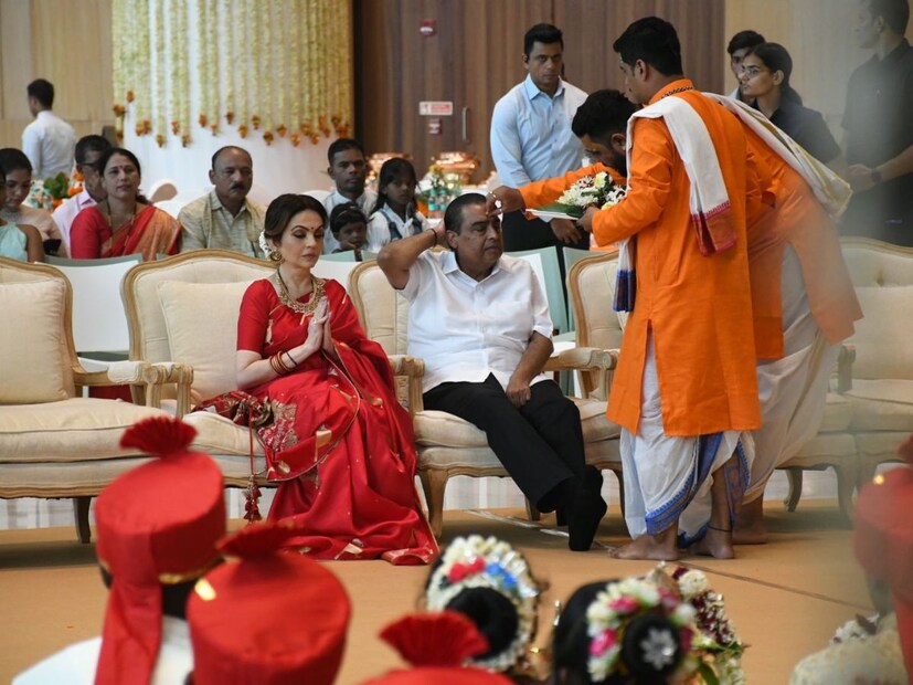 অনন্ত-রাধিকার বিয়ের আগেই বড় সিদ্ধান্ত নিল অম্বানি পরিবার। অনন্ত অম্বানি এবং রাধিকা মার্চেন্টের চার হাত এক হওয়ার আগেই গণ বিবাহের আয়োজন করা হল অম্বানি পরিবারের পক্ষ থেকে। 