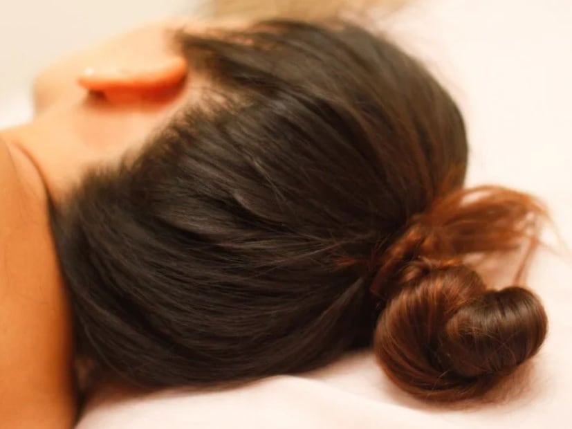 অসুবিধা: চুল খুব শক্ত করে বাঁধলে মাথার ত্বকে চাপ পড়তে পারে, যা চুলকে দুর্বল করে দিতে পারে। এছাড়াও রাবার ব্যান্ড ব্যবহার করলে চুল ভেঙ্গে যেতে পারে। 