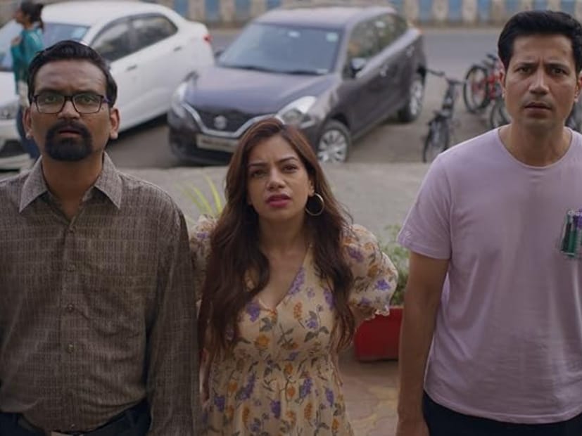 'পারমানেন্ট রুমমেটস' সিরিজের তিনটি সিজন এ পর্যন্ত মুক্তি পেয়েছে। এর প্রথম সিজন ২০১৪ সালে মুক্তি পায় । প্রথম সিজনের সাফল্যের পর এর দ্বিতীয় সিজন আসে ২০১৬ সালে । এর তৃতীয় সিজনটির জন্য ভক্তদের দীর্ঘ সময় অপেক্ষা করতে হয়েছিল এবং এর তৃতীয় সিজন ৭ বছর পর ২০২৩ সালে মুক্তি পায়।