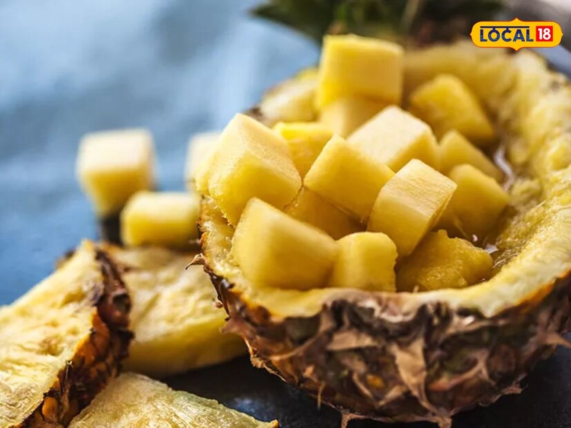 ঠান্ডা গরমের এই মরশুমে আনারস থেকে পাওয়া উপকারিতা দারুণ কাজে আসে। মরসুমি বিভিন্ন রোগের থেকে রক্ষা করতে দারুণ ভাবে সক্ষম এই আনারস। ফলে এই মরসুমে সুযোগ পেলেই আনারস মাখা খাওয়া উচিত। এতে কিন্তু শরীরের ক্ষতির চাইতে লাভ হবে অনেকটাই বেশি। ফলে সুস্বাদু এই মাখা ফলের স্বাদ নিতে পারবেন ছোট থেকে বড় সকলেই।