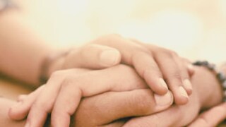 মৃত স্বামীর বুকে মাথা রেখে কান্না মৃত স্বামীর বুকে মাথা রেখে কান্না