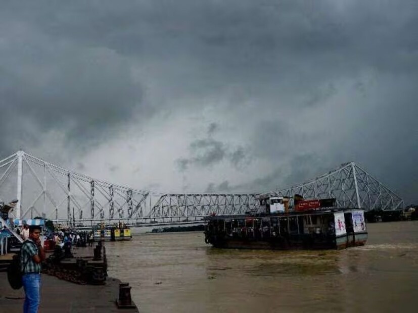 ভারী থেকে অতি ভারী বৃষ্টির সতর্কতা থাকবে পশ্চিম মেদিনীপুর, ঝাড়গ্রাম, পুরুলিয়া, বাঁকুড়া এবং পূর্ব ও পশ্চিম বর্ধমান জেলাতে। রবিবারেও ভারী বৃষ্টি চলবে বিক্ষিপ্তভাবে কয়েকটি জেলায়। ভারী বৃষ্টির সতর্কতা থাকবে পুরুলিয়া বীরভূম এবং পশ্চিম বর্ধমান এই তিন জেলাতে।