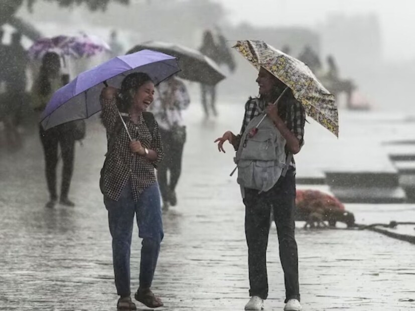 বাকি জেলাগুলিতে জারি বৃষ্টি না হলেও বজ্রপাত ও ঝড়ের পূর্বাভাস জারি হয়েছে। হালকা কোথাও মাঝারি বৃষ্টি চলবে সপ্তাহ জুড়ে।