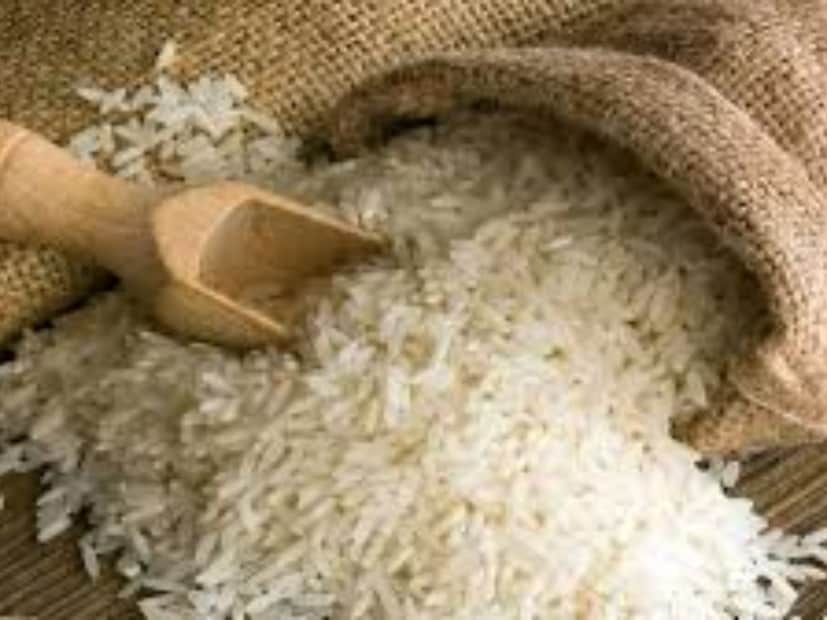 আর্দ্রতা দূরে রাখতে চাল খুবই ভাল। টিস্যু পেপারে কিছু চাল রেখে মুড়ে দিন। মশলা ও ডালের পাত্রে এইভাবে টিস্যু রাখলে তাতে আর্দ্রতা আসে না।