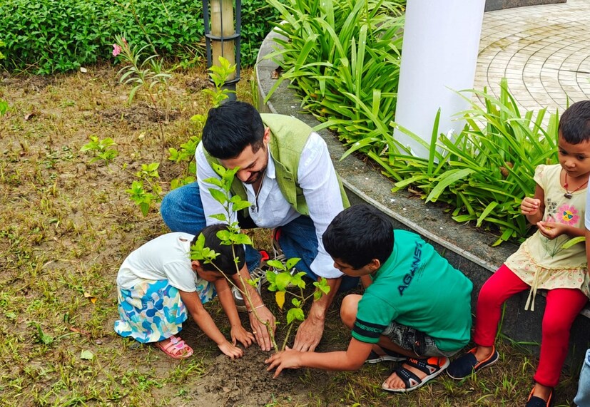 শনিবার বৃক্ষরোপণ কর্মসূচিতে উপস্থিত ছিলেন বিখ্যাত অভিনেতা বিক্রম চট্টোপাধ্যায়, ফুডকা-এর প্রতিষ্ঠাতা, বিখ্যাত কনটেন্ট ক্রিয়েটর ও লেখক ইন্দ্রজিৎ লাহিড়ী, প্রযোজক ও পরিচালক সত্রাজিৎ সেন-সহ বিশিষ্ট ব্যক্তিত্বরা। একই সঙ্গে অনুষ্ঠানে সিদ্ধ গ্যালাক্সিয়ার বাসিন্দাদের সক্রিয় অংশগ্রহণও ছিল চোখে পড়ার মতো। এই সম্মিলিত প্রচেষ্টা সবুজ ও প্রাণবন্ত ভবিষ্যৎ তৈরির দিকে এক গুরুত্বপূর্ণ পদক্ষেপ বলে মনে করেন তাঁরা। 