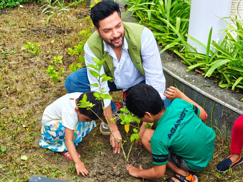 রিয়েল এস্টেটের জগতে সিদ্ধা গ্রুপ (Siddha Group) পরিচিত নাম। পরিবেশ রক্ষায় গত কয়েক বছর ধরে ধুমধাম করে বৃক্ষরোপণ কর্মসূচি চালিয়ে আসছে তারা। চলতি বছর Siddha Galaxia-এ শুরু হয়েছে সিদ্ধা গ্রুপের দ্বিতীয় পর্যায়ের বৃক্ষরোপণ কর্মসূচি। মহা আড়ম্বরে পালিত হচ্ছে প্রকৃতি সংরক্ষণ দিবস। 