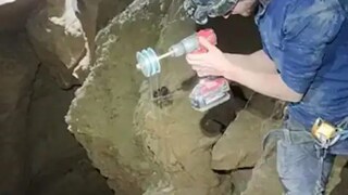 প্রায় ৫৮৬ ফুট গভীর গুহার গহ্বরের নিকষ অন্ধকার চিরে নামছে ক্যামেরা; ভাইরাল ভয়ঙ্কর ভিডিও দেখে আতঙ্কিত নেটিজেনরাও