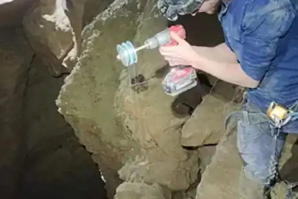 প্রায় ৫৮৬ ফুট গভীর গুহার গহ্বরের নিকষ অন্ধকার চিরে নামছে ক্যামেরা; ভাইরাল ভিডিও প্রায় ৫৮৬ ফুট গভীর গুহার গহ্বরের নিকষ অন্ধকার চিরে নামছে ক্যামেরা; ভাইরাল ভিডিও