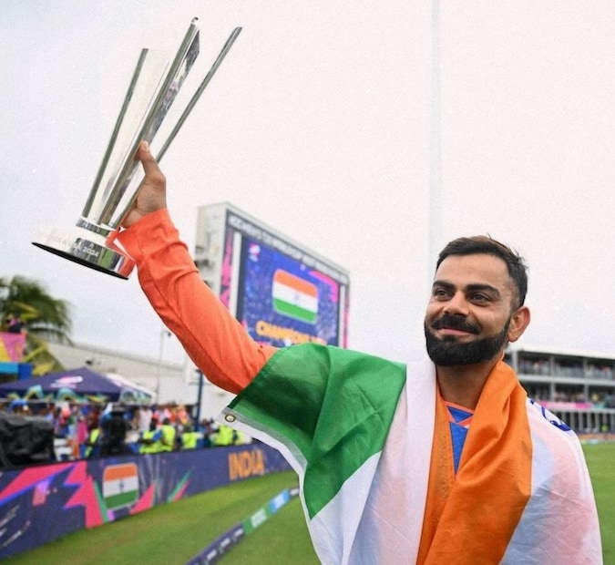 এমনকী, টি২০ বিশ্বকাপের মঞ্চে নিজের অবসরের কথা ঘোষণা করেছেন ভারতীয় এই ক্রিকেট তারকা। আর জয়ের পরেই বিরাটের জন্য একটি আবেগঘন পোস্ট করেছেন অনুষ্কা শর্মা। ভারতের পতাকা জড়িয়ে কাপ হাতে বিরাটের একটি ছবি পোস্ট করেছেন অভিনেত্রী। লিখেছেন, “আমি এই মানুষটিকে ভালবাসি। তোমায় আমার ঘর বলতে পেরে আমি অত্যন্ত ভাগ্যবতী।” অনুষ্কার এই পোস্টে ভালবাসা দিয়েছেন ভক্তরাও। 