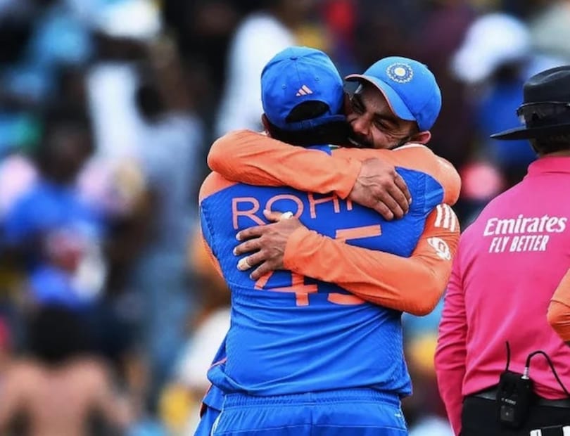 টি২০ বিশ্বকাপের ফাইনালে দক্ষিণ আফ্রিকাকে মাত্র ৭ রানে হারিয়ে বিশ্বসেরা হয়েছে ভারত। ফলে বাঁধভাঙা উচ্ছ্বাস ভারতীয় শিবিরে। ফাইনাল ম্যাচে ৭৬ রান করে দলকে জয়ের দিকে এগিয়ে নিয়ে গিয়েছিলেন বিরাট। তাঁকে যে বড় খেলোয়াড়ের তকমা দেওয়া হয়, সেটা তিনি সেদিন সঠিক বলে প্রমাণ করে দিয়েছিলেন। এই জয়ের পরে আবেগপ্রবণ হয়ে পড়েছিলেন বিরাট কোহলি। 