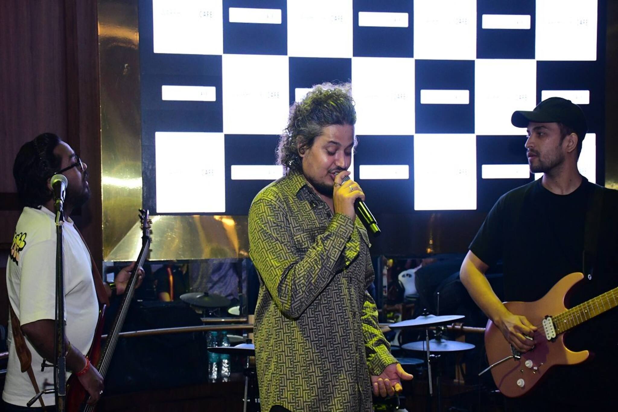 নৈশকালীন প্রাণবন্ত গানবাজনার অভিজ্ঞতা উপভোগ করতে চান? প্রতি শুক্রবার থাকছে চমক