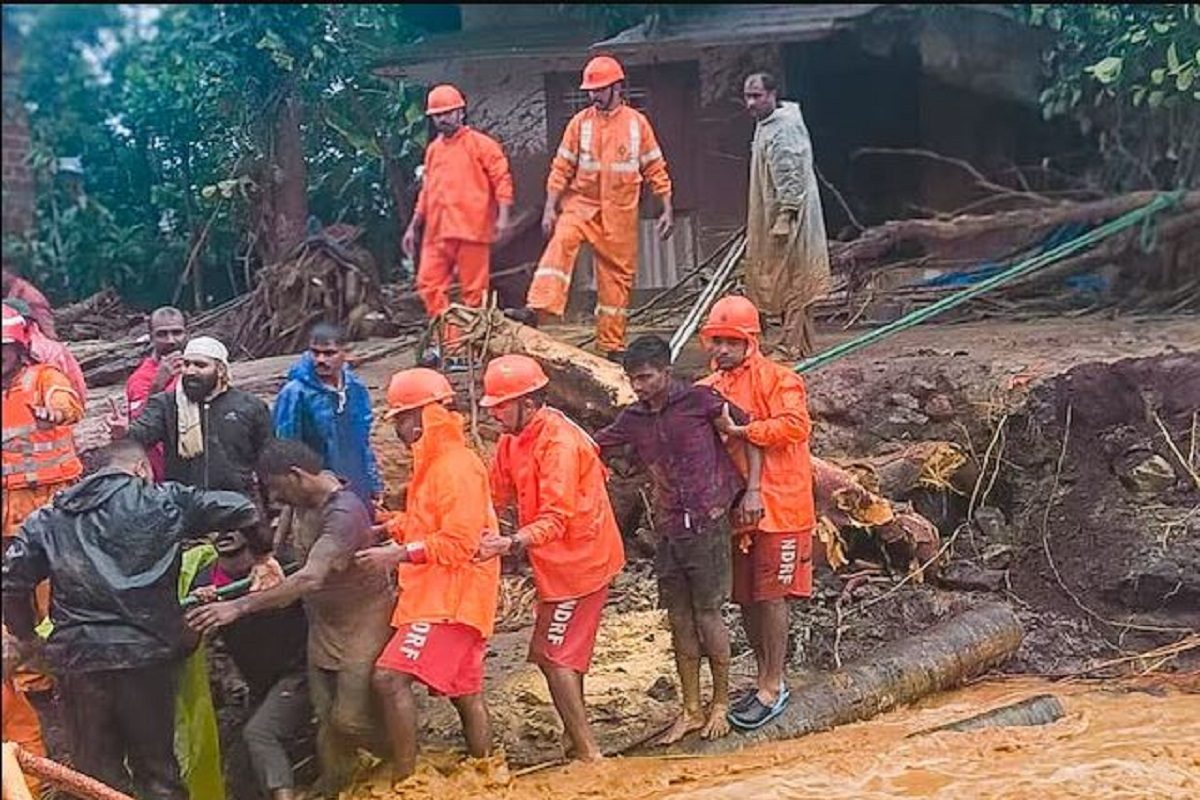 মৃত বেড়ে ১১৬, ওয়ানাডে জারি লাল সতর্কতা ! সফর বাতিল করলেন রাহুল, প্রিয়াঙ্কা মৃত বেড়ে ১১৬, ওয়ানাডে জারি লাল সতর্কতা ! সফর বাতিল করলেন রাহুল, প্রিয়াঙ্কা