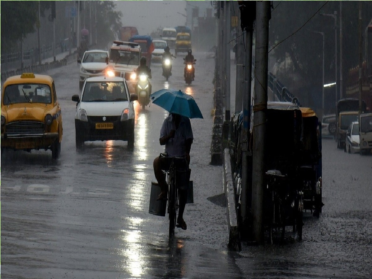 Rain Alert: নিম্নচাপ রয়েছে উত্তর পশ্চিম বঙ্গোপসাগর সংলগ্ন ওড়িশা এবং গাঙ্গেয় পশ্চিমবঙ্গে। দক্ষিণ-পশ্চিম দিকে ঝুঁকে আছে। এছাড়াও একটি পূর্ব পশ্চিম অক্ষরেখা রয়েছে উত্তরপ্রদেশ থেকে নিম্নচাপ পর্যন্ত যেটি ঝাড়খন্ড উড়িষ্যার উপর দিয়ে রয়েছে।