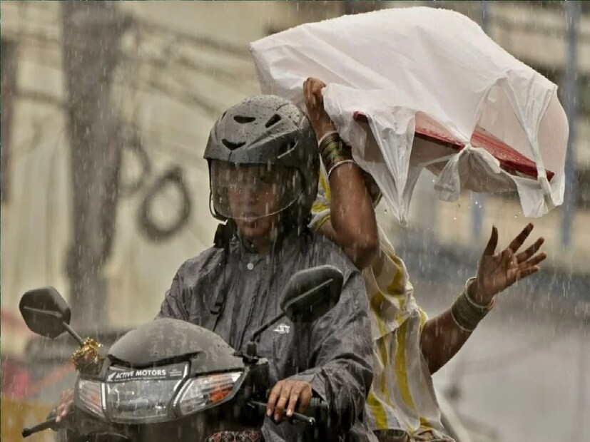 Rain Alert: এর আগে সতর্কতা অনুযায়ী, কলকাতা, উত্তর ২৪ পরগনা ও দক্ষিণ ২৪ পরগনায় আজ, শনিবার দুপুরে বৃষ্টি হয়েছে ঝমঝমিয়ে। সঙ্গে ঝোড়ো হাওয়াও রয়েছে।