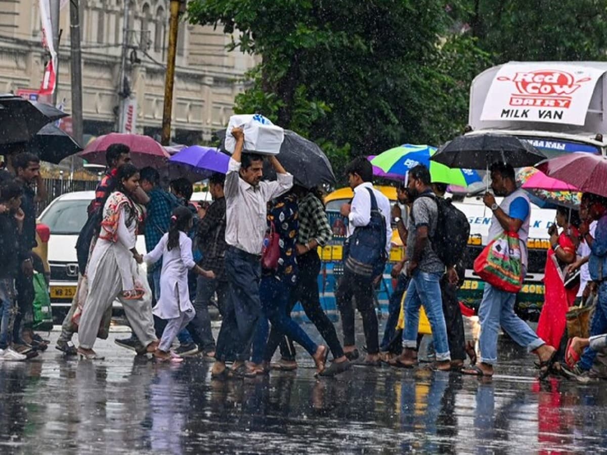 সোমবার থেকে বৃষ্টি কমবে উত্তরবঙ্গে। আজ, শুক্রবারও ভারী থেকে অতি ভারী বৃষ্টির আশঙ্কা। উত্তর-পূর্ব ভারতের রাজ্যগুলিতে প্রবল বৃষ্টি চলছে। এর প্রভাবে পার্বত্য ও সংলগ্ন এলাকায় প্লাবন। পার্বত্য এলাকায় ধসের সম্ভাবনা। আগামী সপ্তাহে পরিস্থিতির কিছুটা উন্নতি হতে পারে উত্তরবঙ্গে। এমনটাই জানিয়েছে আবহাওয়া দফতর ৷