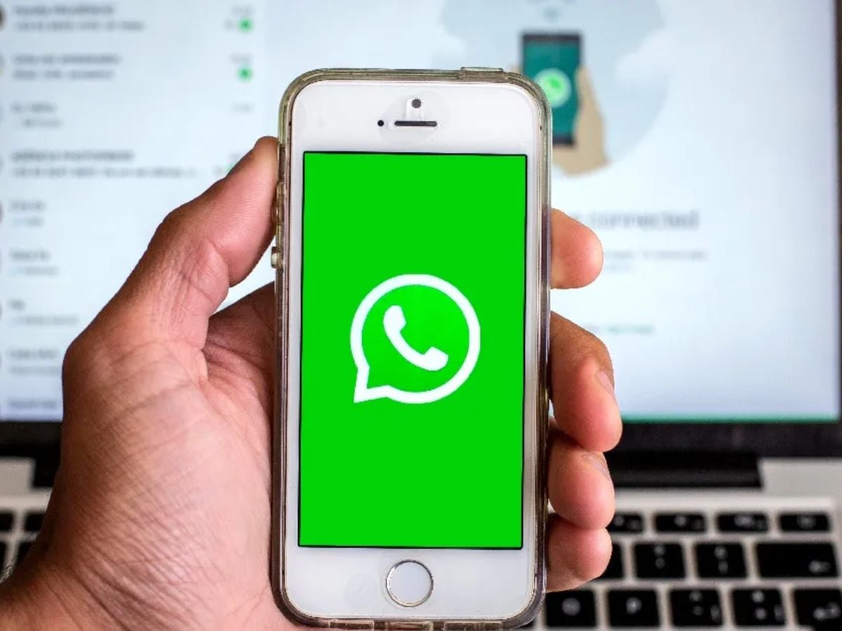 WhatsApp এন্ড-টু-এন্ড এনক্রিপশন চালু করেছে। যাতে এক ব্যবহারকারীর থেকে অন্য ব্যবহারকারীর কাছে বার্তা পাঠানোর সময় চ্যাটগুলিকে চোখ বন্ধ করা থেকে রক্ষা করা যায়। কিন্তু, কেউ যদি স্মার্টফোনটি নিজেদের বন্ধু এবং পরিবারের সদস্যদের সঙ্গে শেয়ার করে? এটি বিবেচনা করে, সংস্থাটি ব্যবহারকারীদের তাদের ব্যক্তিগত চ্যাটগুলি গোপন রাখতে সক্ষম করার জন্য একটি চ্যাট লক বৈশিষ্ট্যও চালু করেছে।