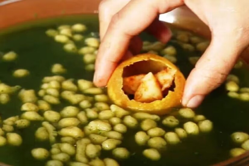 আচার, চাটনি, তেঁতুলের মতো টক খাবার বর্ষাকালে না খাওয়াই ভাল। কারণ তাহলে শরীর জলশূন্য হয়ে পড়তে পারে। পেট ফাঁপার মতো সমস্যা দেখা দিতে পারে। বর্ষায় টক খাবার খেলে গলাব্যথা ও জ্বরের মতো রোগ হতে পারে।