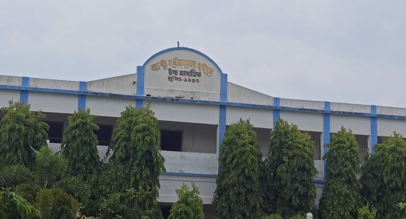 স্কুলে এলে পরা যাবে না মাদুলি তাবিজ কিংবা কোনও টোটকা সুতো। শুধু কুসংস্কার মুক্ত করা নয়, ছেলে ও মেয়েদের চুলের রং বাহার থেকে বিনুনির ক্ষেত্রেও আরোপ করা হয়েছে বিধি নিষেধ। ছাত্রীদের পঞ্চম থেকে অষ্টম শ্রেণী পর্যন্ত দুই বেনুনি, ও নবম থেকে দ্বাদশ পর্যন্ত এক বেনুনি চুল বেঁধে আসার নোটিশ দেয়া হয়েছে। ছেলেদের ক্ষেত্রে হাতের ডুরি, আংটি পরে আসার ক্ষেত্রেও নিষেধাজ্ঞা দেওয়া হয়েছে।