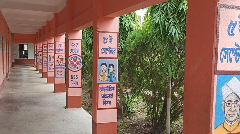 স্কুল পড়ুয়াদের ছাত্রাবস্থাতেই বিজ্ঞানমনস্ক করে তোলাই লক্ষ্য। আর সেই লক্ষ্যেই ছাত্র-ছাত্রীদের দের মন থেকে কুসংস্কার সহ গ্রামীণ নানা ধরনের টোটকার প্রভাব এবং ভ্রান্ত ধারণা দূর করতে কাঁথির স্কুলে চালু করা হলো নতুন এক আচিরন বিধি। সেই নিয়ম মেনেই স্কুলে আসা পড়ুয়াদের তাবিজ মাদুলি কিংবা কোন রকম কোন টোটকা সুতো পরার ওপর নিষেধাজ্ঞা জারি করেছে। এই মর্মে কাঁথির নয়াপুট হাই স্কুলে টাঙানো হয়েছে একটি বিশেষ নোটিস।
