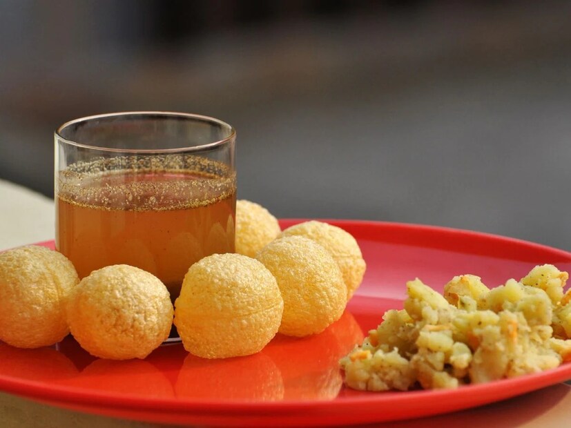 বর্ষায় আর্দ্রতা বেড়ে যায় বলে ফুচকা-সহ অন্য নোনতা খাবারের স্বাদ কমে যায়৷ দ্রুত নেতিয়ে যায়৷