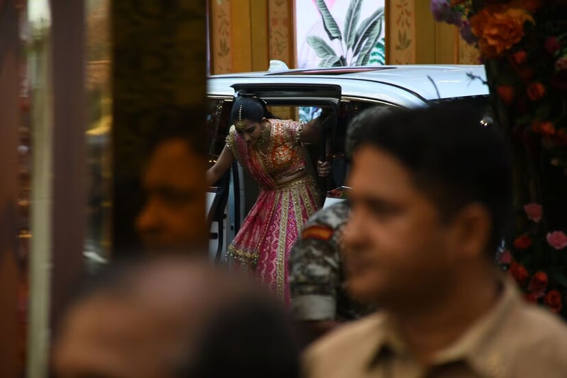 নববধূ রাধিকা বণিককে একটি রঙিন লেহেঙ্গা চোলি পরে অনুষ্ঠানের দেখা গেছে।