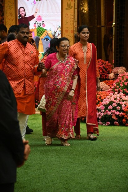 নীতা আম্বানির মা পূর্ণিমা দালালকে অনুষ্ঠানে আসতে দেখা গেছে।