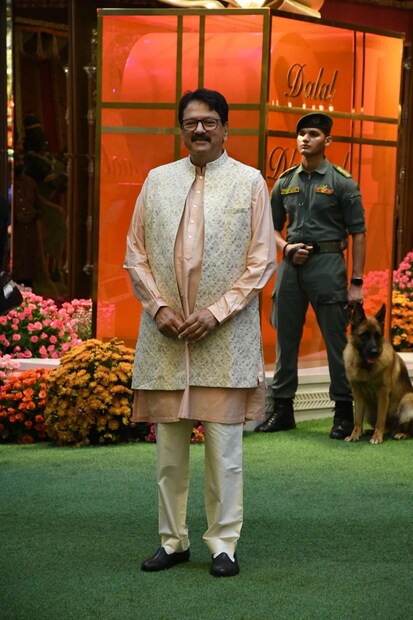অ্যান্টিলিয়ার বাইরেও দেখা গিয়েছিল অজয় ​​পিরামলকে।