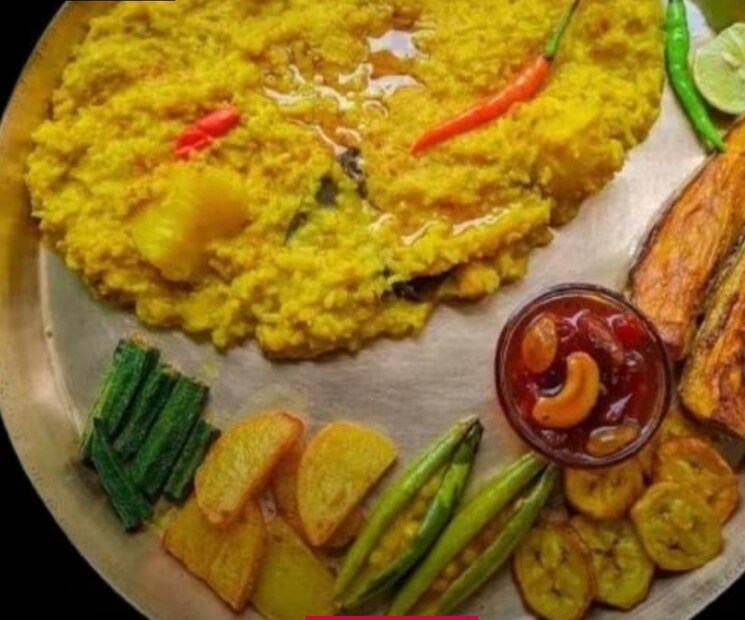 বাঙালির জীবনে বৃষ্টি আর খিচুড়ি যেন মুদ্রার দুই পিঠ। খিচুড়ি এমন একটি পদ যা বর্ষা ঋতুর সঙ্গে সবচেয়ে বেশি মানানসই। তবে শীত গ্রীষ্ম সব সময়েই অল্প সময়ে ঝট করে রান্না করে ফেলার জন্য এর আলাদাই কদর আজকের সুপারফাস্ট জীবনে।
