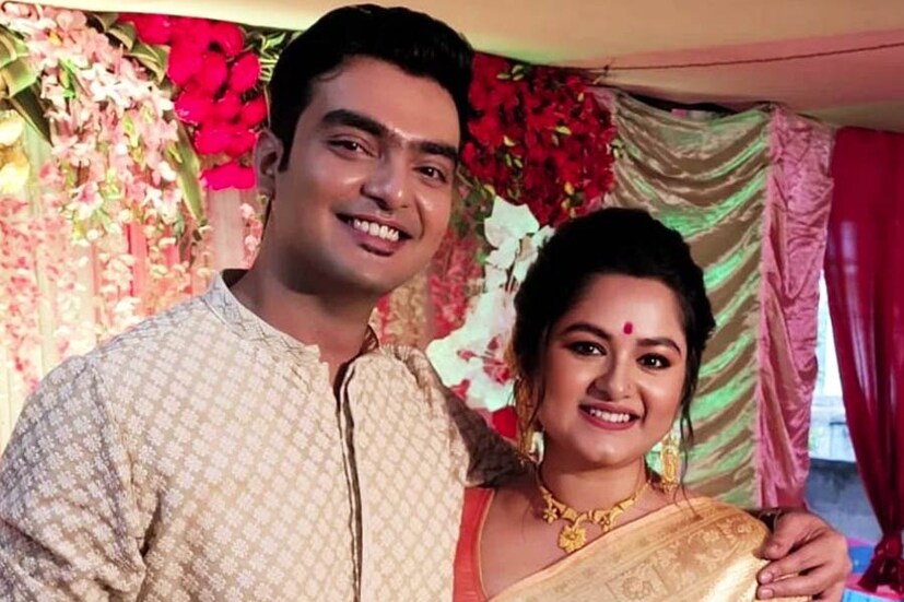 ইপ্সিতা মুখোপাধ্যায় এবং অর্ণব বন্দ্যোপাধ্যায় টলিপাড়ার এক জনপ্রিয় জুটি। আইনি বিয়ে সারার কয়েক মাস পর থেকেই বারবার শিরোনামে এসেছেন তারকা দম্পতি।