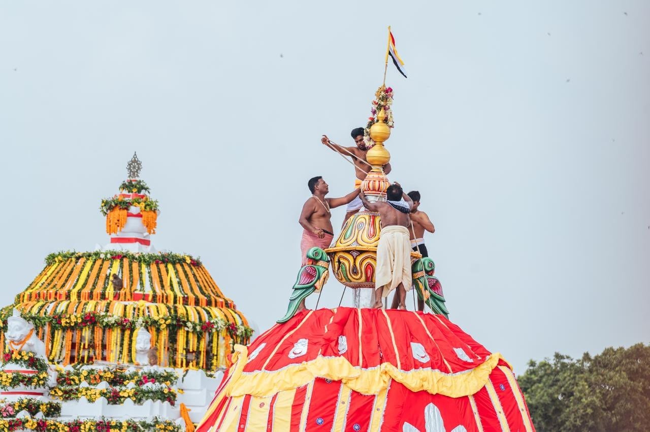 শাস্ত্রীয় রীতি অনুযায়ী স্নানযাত্রার পর দিন প্রভু জগন্নাথ, বলরাম ও সুভদ্রার জ্বর আসে৷ 