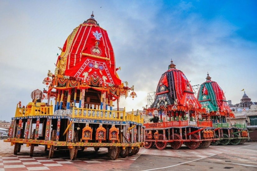 এর পর আগামী ১৬ জুলাই, পুরীতে পালিত হবে উল্টোরথযাত্রা৷ কারণ ৫৩ বছর পর শ্রীক্ষেত্রে এ বার সোজা রথযাত্রা পালিত হচ্ছে ৭ জুলাই এবং ৮ জুলাই-দু’দিন ধরে।
