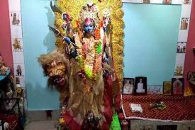 মা বিপত্তারিণীর পুজোয় সব উপকরণ ১৩ টি করে নিবেদন করা হয়৷ মা দুর্গার প্রিয় ফুল বা মা দুর্গার পুজোয় নিবেদিত ফুল দেওয়া হয় দেবী বিপত্তারিণীকেও৷