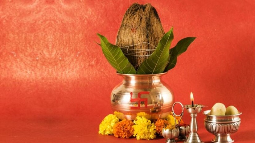 একটি পিতলের ঘটিতে গঙ্গাজল নিন৷ তার পর ডানহাতের তিনটি আঙুলে সামান্য হলুদ সেই জলে মেশান৷ তার পর ওই হলুদমেশানো জল ছড়িয়ে দিন সদর দরজার দু’পাশে৷ এতে সংসার ও পরিবার পরিজনদের উপর থেকে সব গ্রহদোষ দূর হয়ে যাবে৷