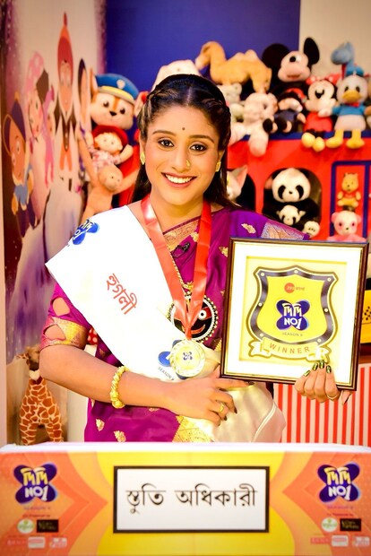 তাঁর এই মন্তব্যকে ঘিরে 'অহংকারী কন্যার' আখ্যা দিয়েছেন সামাজিক মাধ্যমের কিছু নেটিজেন। এই বিষয়ে প্রতিক্রিয়া জানার জন্য আমরা পৌঁছেছিলাম মহেশ সেবাই কন্যা স্তুতি অধিকারীর সঙ্গে কথা বলতে।