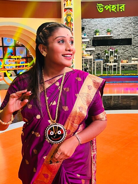 তাঁর মা সঙ্গীত অধিকারীও আগে এই বহুল প্রচলিত রিয়েলিটি শোতে গিয়েছিলেন। ২০১৭ সালে মা সঙ্গীতা অধিকারীও বিজেতা হয়েছিলেন ওই প্রতিযোগিতার। মায়ের পর মেয়ে ধারাবাহিকভাবে বিজয়ীর খেতাব নিজের সঙ্গে রাখলেও। সোশ্যাল মিডিয়ায় নেটিজেন্দের কমেন্ট অনুযায়ী স্তুতির রিয়েলিটি শোতে বলা কিছু বক্তব্য কিছু মানুষের ভাবাবেগকে কষ্ট দিয়েছেন।