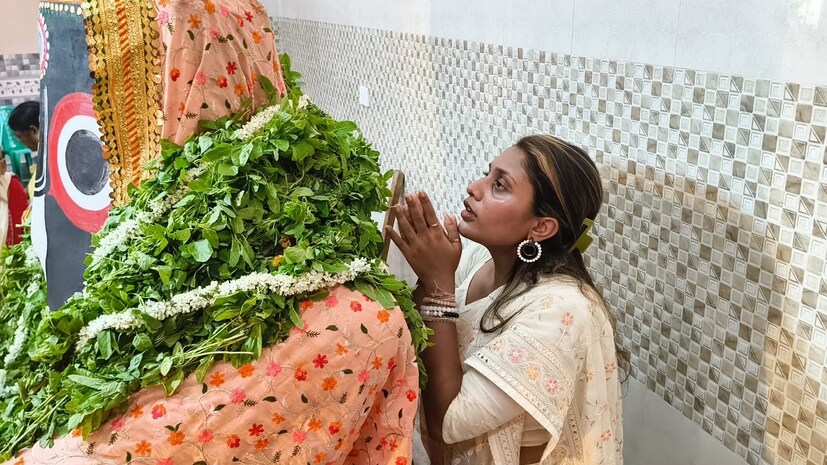 এই বিষয়ে স্তুতি অধিকারী তিনি জানান, তিনি কখনই পুরীর সঙ্গে তুলনা করতে চাননি। মাহেশের রথের ঐতিহ্য বর্ণনা করছিলেন। তাঁর কথা অনুযায়ী, ওই রিয়ালিটি শোতে বক্তব্যের মধ্যে তিনি এটি উল্লেখ করতে ভুলে গিয়েছিলেন যে সবচেয়ে উঁচু লোহার রথ। তিনি আরও বলেন , পুরী শ্রীক্ষেত্রকে বলা হয় নীলাচল। আর মাহেশ হল নব নীলাচল। পরিবারের সঙ্গে স্তুতি ও যান পুরীতে।