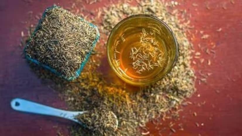 চিরাচরিত ভারতীয় পানীয় হিসেবে পান করুন জিরের জল। রাতভর জিরে ভিজিয়ে রাখুন। সকালে পান করুন খালি পেটে। রক্তপ্রবাহ সঠিক ভাবে বজায় রেখে রক্তচাপ কমায় জিরের জল।