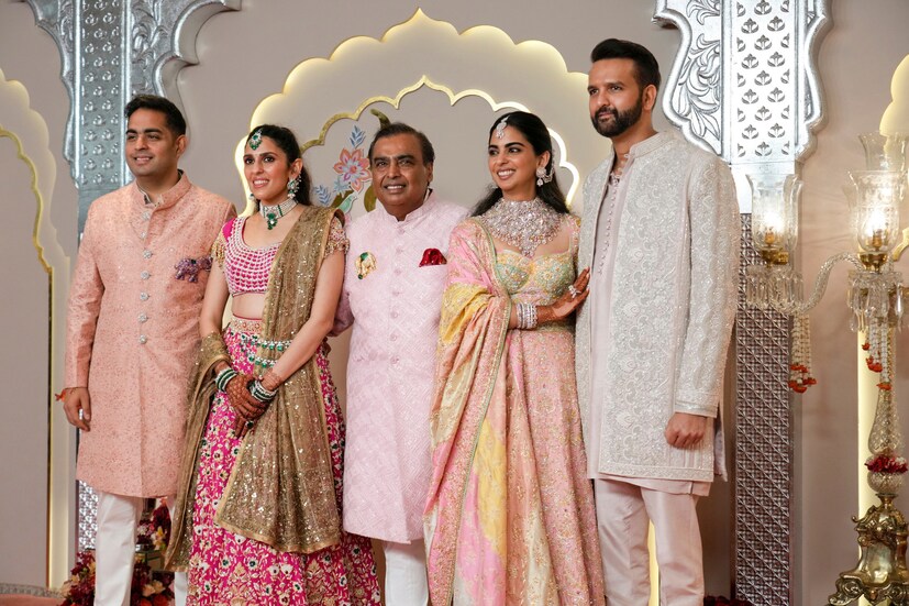 চলতি বছরের শুরুতে গুজরাতের জামনগরে অনন্ত-রাধিকার প্রাক বিবাহ অনুষ্ঠানের আয়োজন করেছিল আম্বানি পরিবার। দেশ-বিদেশের ব্যবসায়ী, রাষ্ট্রপ্রধানদের পাশাপাশি হলিউড ও বলিউড তারকারাও উপস্থিত ছিলেন সেখানে।