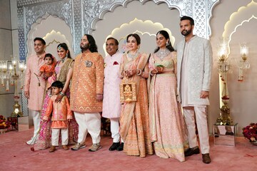 অনন্ত-রাধিকার বিয়ে যেন বলিউডের 'রিইউনিয়ন'... কে কেমন সাজলেন?