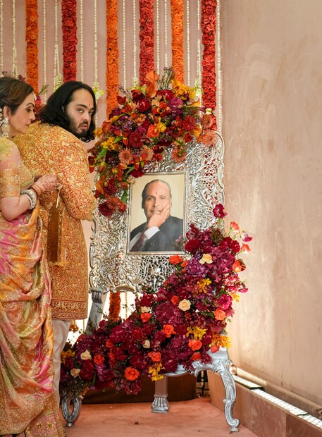 আজ শুক্রবার, ১২ জুলাই ‘শুভ বিবাহ’ বা মূল বিবাহ অনুষ্ঠানের মাধ্যমে অনন্ত-রাধিকার চার হাত এক হবে। অনুষ্ঠানের ড্রেস কোড চিরাচরিত ভারতীয় পোশাক। ১৩ জুলাই ‘শুভ আশীর্বাদ’, নবদম্পতিকে আশীর্বাদ করবে আম্বানি ও মার্চেন্ট পরিবার। এই দিন ভারতের আনুষ্ঠানিক পোশাকের ড্রেস কোড রাখা হয়েছে। ১৪ জুলাই ‘মঙ্গল উৎসব’ বা বিয়ের রিসেপশন, জমকালো ভারতীয় পোশাক পরার অনুরোধ করা হয়েছে অতিথিদের।