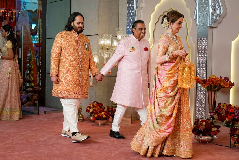 আম্বানি পরিবারে এখন ঐতিহ্যের সঙ্গে মেলবন্ধন ঘটেছে আধুনিকতার৷ এই বিবাহ অনুষ্ঠানে উপস্থিত থাকতে চলেছেন ব্যবসা, রাজনীতি এবং শিল্প ক্ষেত্রের ভিভিআইপি-রা।