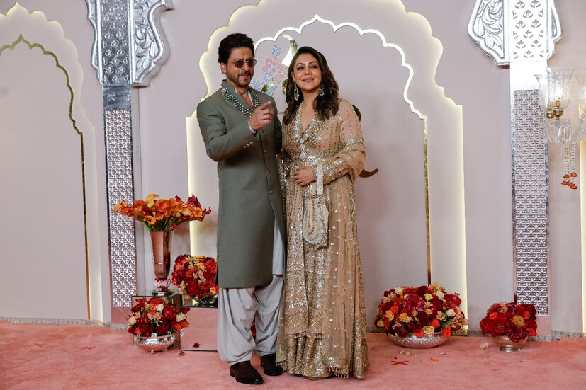 গত মার্চ মাস থেকে বিয়ে উপলক্ষে উৎসব চলছে। আম্বানিদের বসতভিটে অ্যান্টিলিয়ায় তো বটেই বিভিন্ন উৎসব মঞ্চে এসে উপস্থিত হয়েছেন দেশ বিদেশের তারকারা। হাজির হলেন শাহরুখ খান। সবুজ ঘেঁষা শেরওয়ানি পরেছিলেন বলিউডের বাদশা। গৌরীর পরনে ছিল সোনালী আনারকলি সালওয়ার। Photo: Reuters