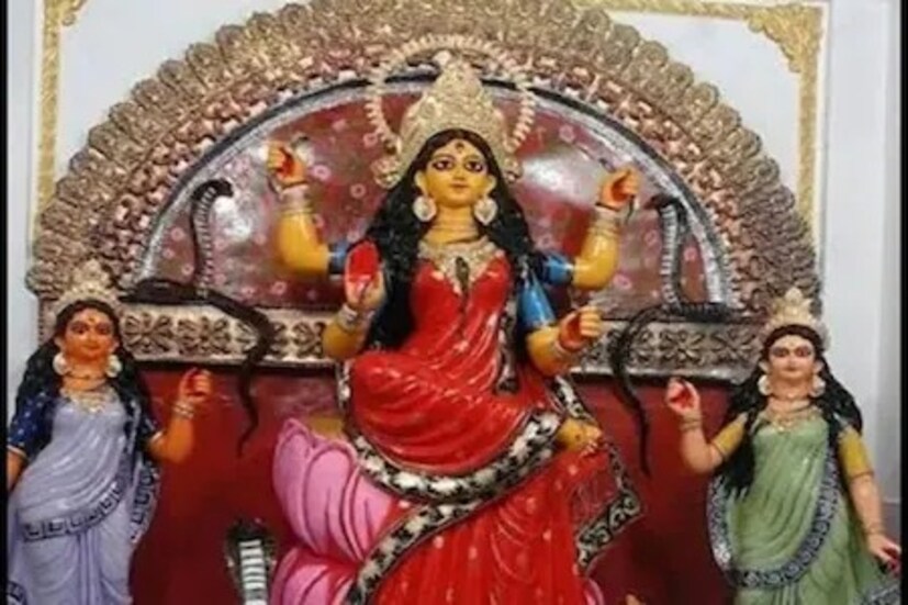 কোথাও উনুনকে মনসাদেবীর প্রতীক বলে পুজো করা হয় ৷ উনুনের পাশে আঁকা হয় ৫ টা সাপ ও ৫ টা পদ্ম ৷ সর্পদেবীর আরাধনা বলে এই পুজোয় ধূপ ও ধুনোর ব্যবহার নৈব নৈব চ ৷ উনুনে বসানো হয় ফণিমনসার ডাল ৷ প্রসাদ হিসেবে সাজিয়ে দেওয়া হয় পান্তা ভাত, ছোলার ডাল, মটর ডাল, চিংড়ি দিয়ে মিষ্টি কুমড়ো, নারকেল দিয়ে চালকুমড়ো, শাপলা বা কচুর কোনও পদ ৷