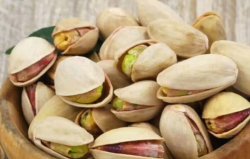 সুস্বাদু পেস্তা খুবই উপকারী রক্তচাপ কমাতে। এই ফলের পটাশিয়াম ও স্বাস্থ্যকর ফ্যাট রক্তচাপ নিয়ন্ত্রণ করে। পেস্তার মোনোস্যাচিওরেটেড ফ্যাট কোলেস্টেরল ও ইনফ্লেম্যাশন কমিয়ে হার্টের সুস্বাস্থ্য বজায় রাখে। 