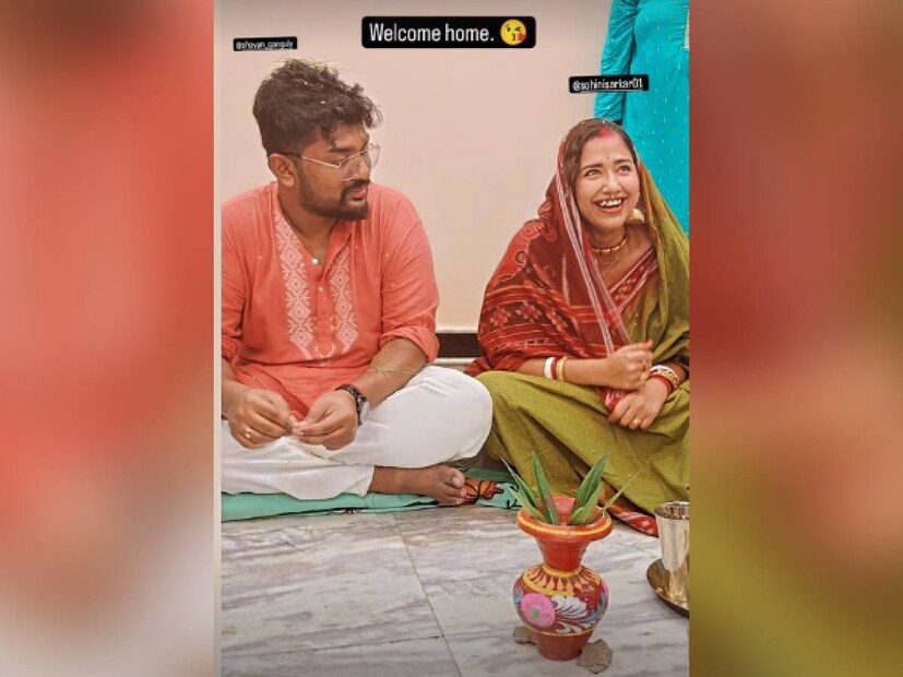 ভাতকাপড়ের অনুষ্ঠানে নবপরিণীতা সোহিনীর মাথায় ছিল ঘোমটা। লাল পেড়ে সবুজ শাড়িতে বড়ই মিষ্টি দেখাচ্ছে সোহিনীকে। পাশে বসে শোভন। পিচ রঙের কুর্তায় সুন্দর গায়ক।