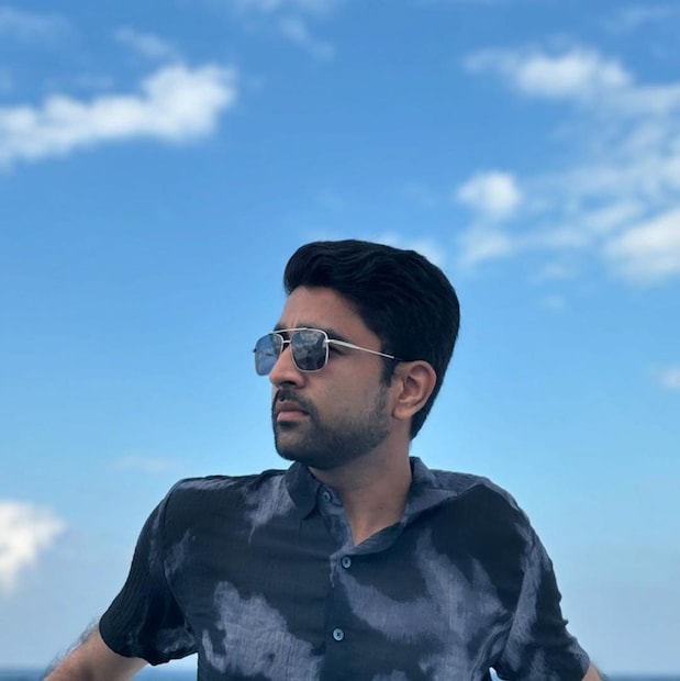 কিন্তু পরে সিদ্ধান্ত নেন তিনি সিভিল সার্ভিস পরীক্ষায় বসবেন। মাইক্রোসফ্টের মোটা মাইনের চাকরি ছেড়ে সিভিল সার্ভিস পরীক্ষার প্রস্তুতি নিতে শুরু করেন অভয়। মাত্র দু'বছরের প্রচেষ্টায় ইউপিএসসিতে ১৮৫ র‍্যাঙ্ক করে সফল হন। 